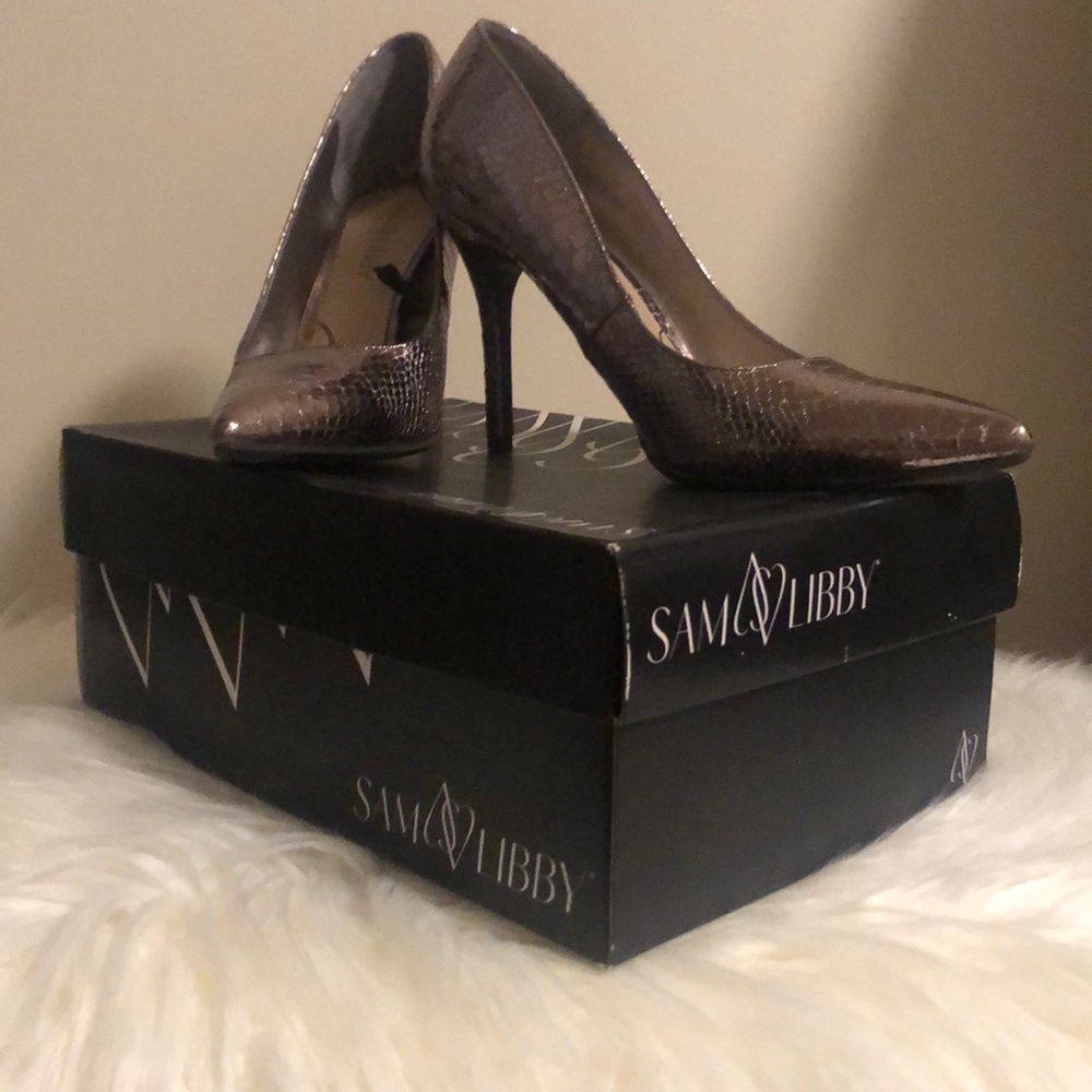 Metallic heel!